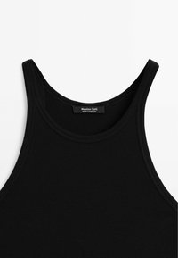 Černý žebrovaný tílko s kulatým výstřihem a širokými ramínky. Uvnitř se nachází malá etiketa s názvem značky "Massimo Dutti."