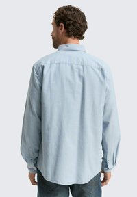 Lichtblauw, lang mouw shirt van katoen, met een button-down kraag, rechte zoom en knoopmanchetten, getoond vanuit de achterkant.