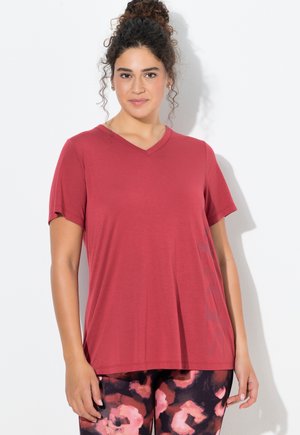 Lyhythihainen v-kaula-aukkoinen t-paita syvänpunaisesta kankaasta, jossa rento istuvuus. Sisältää hillittyjä yksityiskohtia ja sileän, kevyen tekstuurin.