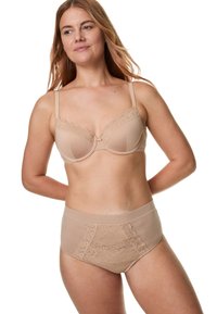 Beige bh met kant en hoge taille slip met doorzichtige panelen en een zachte textuur, ontworpen voor comfort en ondersteuning.