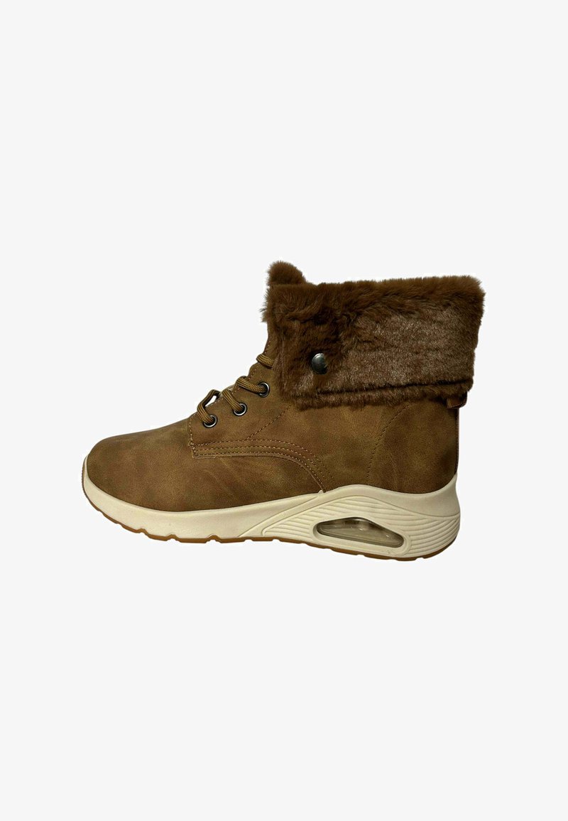 Botines de ante marrón con puño de piel sintética, punta redonda, ojales de metal negros y suela de goma blanca con una cámara de aire visible.