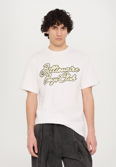 T-shirt en coton blanc à manches courtes et à col rond, arborant un logo en script doré "Billionaire Boys Club" sur la poitrine.