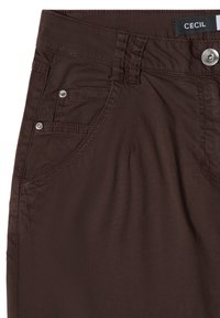 Pantalon marron foncé avec poches avant, passants pour ceinture, fermeture à bouton argenté et une petite étiquette noire portant la mention "CECIL" à la taille.