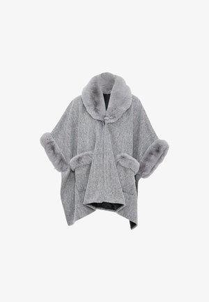 Šedý pončo s texturovaným tkaným vzorem, límcem a manžetami z umělé kožešiny, s volným předním otvorem a dvěma bočními kapsami, vyrobené z měkké textilní směsi.