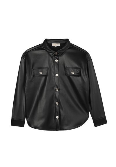 Chemise en cuir synthétique noir avec un devant à boutons, un col pointu, deux poches poitrine et des détails en métal argenté. Manches longues avec poignets.