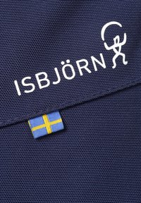Marinblått tyg med "ISBJÖRN"-logotyp i vitt, med en liten svensk flagga som hänger med blå och gula vertikala ränder. Strukturerat, slitstarkt material.