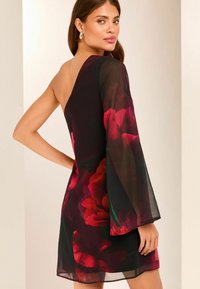 Lipsy ONE SLEEVE REGULAR FIT - Denné šaty - red floral
