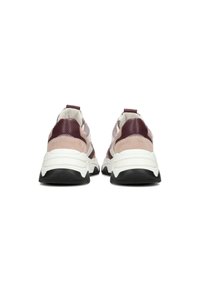 Baskets avec un dessus bordeaux, des accents en suède et une semelle épaisse blanche. Comprend des détails en maille et un onglet de talon renforcé.