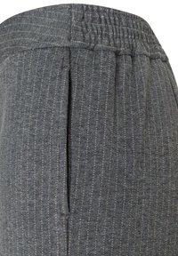 Grijze broek van een wolmix met verticale krijtstrepen, voorzien van een elastische tailleband en plooidetails voor extra vorm.