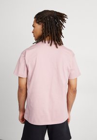 Carhartt WIP CHASE - Basic T-shirt - glassy pink/gold
