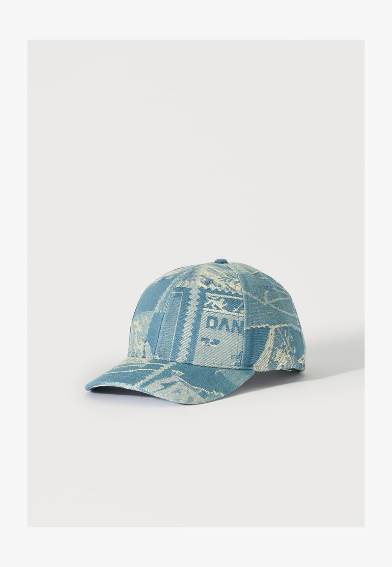 Casquette de baseball bleu et beige à motifs avec des impressions graphiques abstraites et une visière courbée, présentée sur un fond blanc uni.