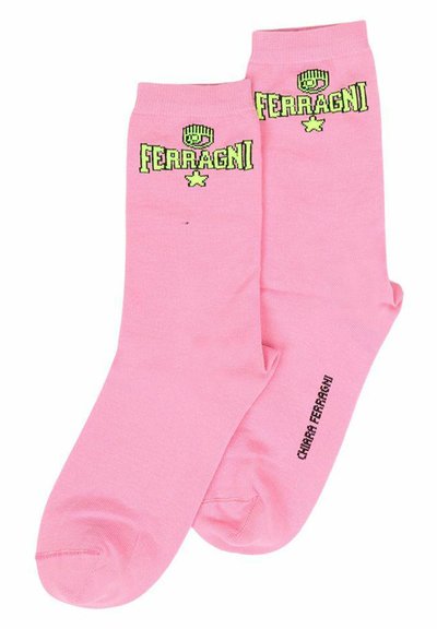 Calzini di cotone rosa con il logo "FERRAGNI" in verde e un design grafico, bordi a coste e "Chiara Ferragni" stampato sulla suola.