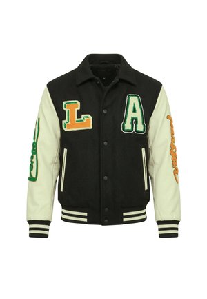 Zwart-witte varsityjas met oranje en groene "LA" letters op de borst en tekst op beide mouwen, drukknoopsluiting vooraan, gestreepte boorden en zoom.
