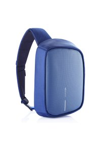 Blauer Rucksack mit schlanker, rechteckiger Form, strukturiertem Stoff, gepolstertem Riemen und einem dezenten weißen Logodetail auf der Vorderseite.