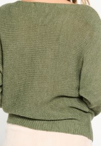 Suéter de punto verde oliva con un corte holgado, patrón texturizado, escote amplio y dobladillo acanalado, visto desde la parte de atrás.