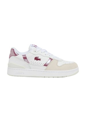 Sneaker bianco Lacoste low-top con parte anteriore in camoscio beige chiaro, dettagli rosa scuro, perforazioni e logo del coccodrillo sul lato.