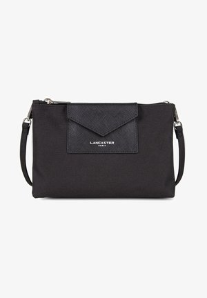 Pochette noire en tissu texturé, dotée d'un rabat triangulaire et de quincaillerie en métal argenté. Comprend une sangle amovible pour plus de polyvalence.