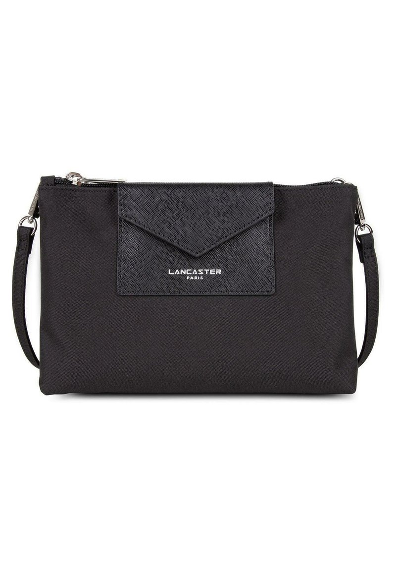 Borsa a tracolla nera realizzata in tessuto testurizzato, con una patta triangolare e hardware argentato. Include una tracolla removibile per maggiore versatilità.