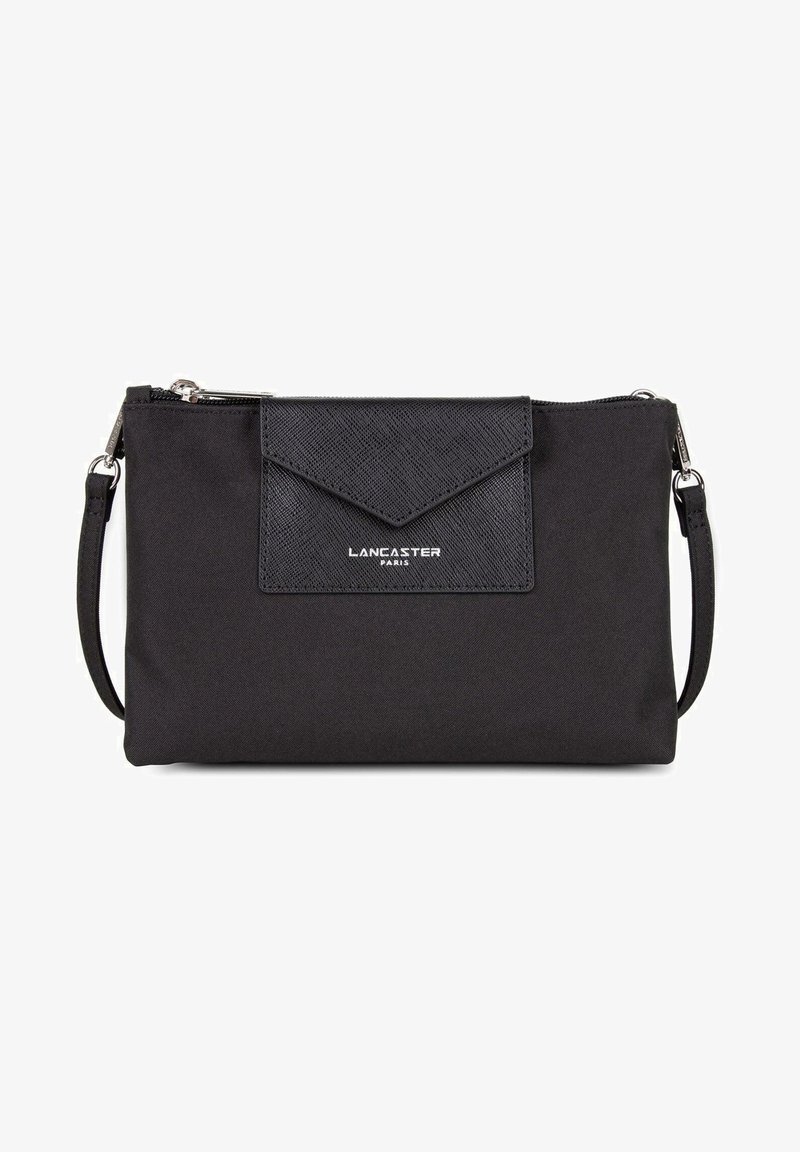 Borsa a tracolla nera realizzata in tessuto testurizzato, con una patta triangolare e hardware argentato. Include una tracolla removibile per maggiore versatilità.