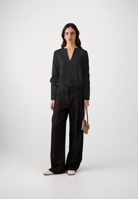 Tommy Hilfiger REGULAR V NECK BLOUSE - Bluse - black