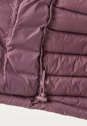 Primer plano de chaqueta acolchada malva con cordón ajustable y tope en el dobladillo.