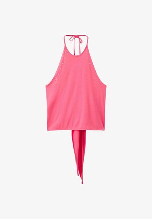 Roze mouwloze haltertop met zijspijkers en lange stoffen bindingen die aan de achterhals hangen.