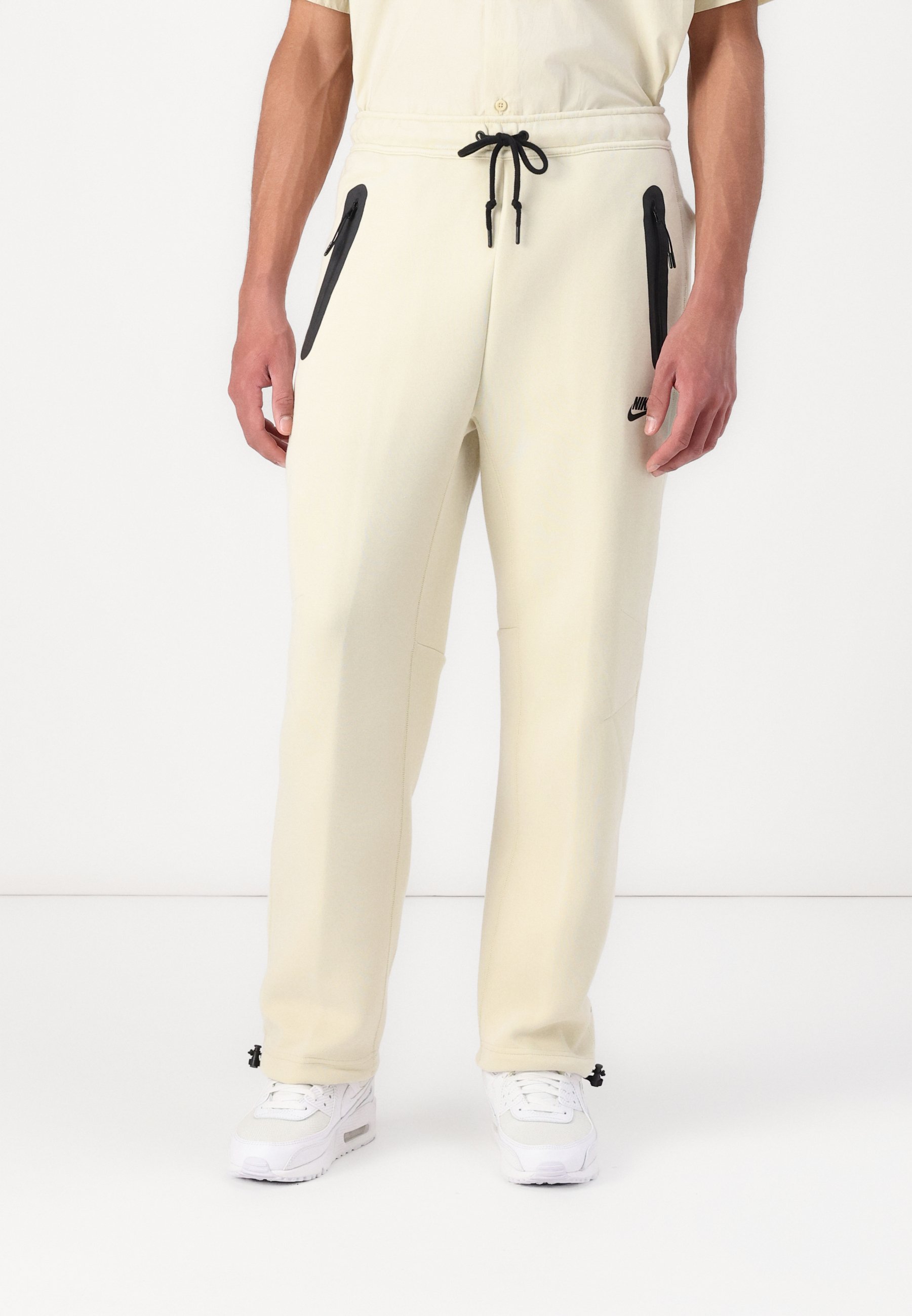 Nike Sportswear TECH Pantaloni sportivi khaki/black/beige