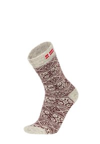 Gestrickte Socke in Hellgrau mit bordeauxroten geometrischen Mustern und zwei roten Streifen am oberen Rand. Mittellang bis zur Wade mit strukturiertem Stoff.