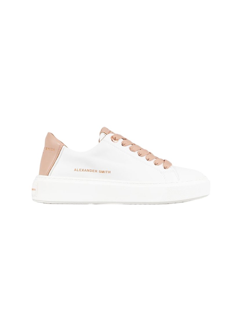Sneakers bianchi in pelle con una finitura liscia, dettagli rosa pallido sul tallone e sui lacci, e il marchio in rilievo "ALEXANDER SMITH".