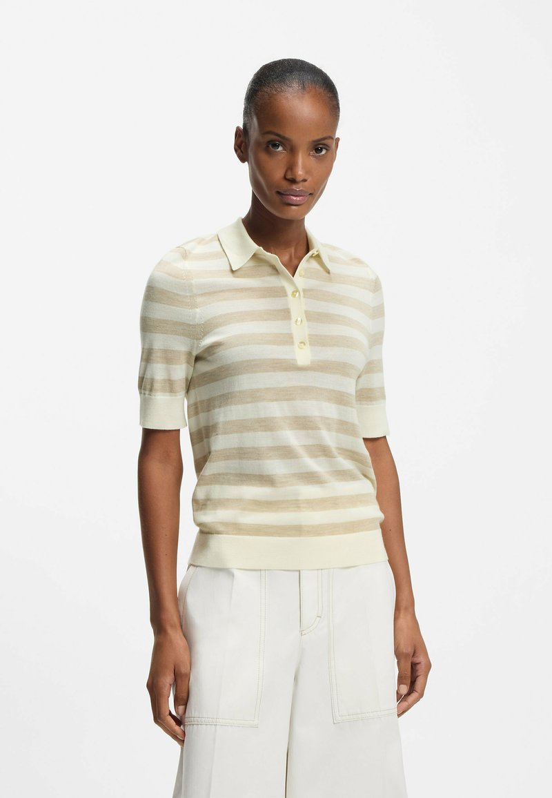 Polo shirt a righe chiare in morbidi toni di crema e beige, con colletto, maniche corte e chiusura a bottone al collo.