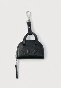 Μαύρο μικρό δερμάτινο πορτοφολάκι σε σχήμα τσάντας με φερμουάρ και μεταλλικό κλιπ για προσάρτηση, ανάγλυφο λογότυπο μπροστά.