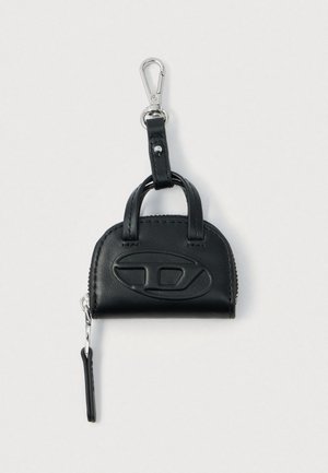 Bolsa de chave em formato de mini handbag preta em couro, com fecho zip e clip de metal para colocar, logo em relevo na frente.