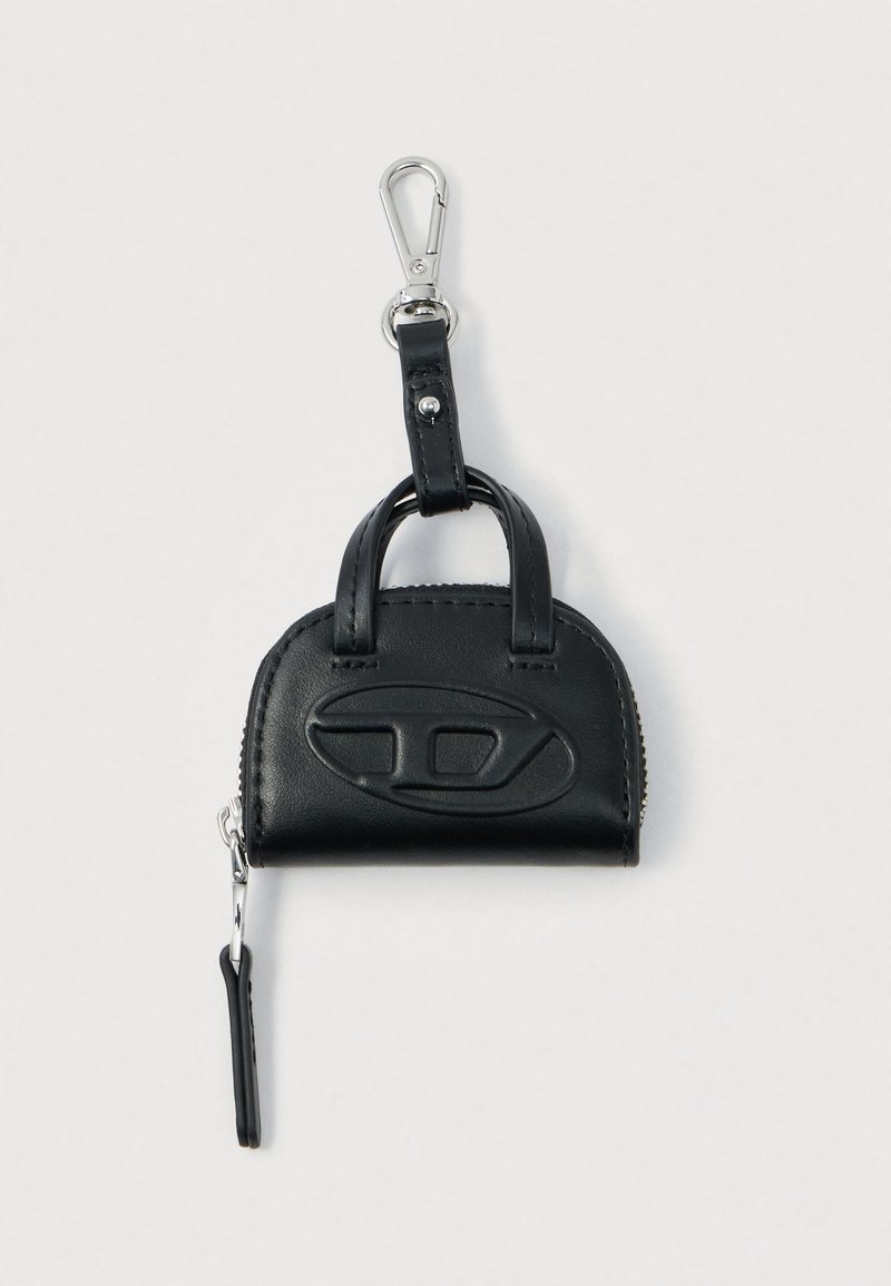 Μαύρο μικρό δερμάτινο πορτοφολάκι σε σχήμα τσάντας με φερμουάρ και μεταλλικό κλιπ για προσάρτηση, ανάγλυφο λογότυπο μπροστά.