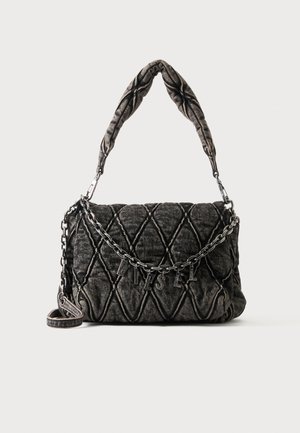 Sac à main noir matelassé avec poignée rembourrée, bandoulière chaîne argentée ornée de breloques lettres formant "DIESEL".