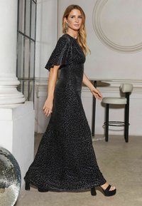 Friends Like These SHORT SLEEVE RUCHED FRONT MIDI   - REGULAR FIT - Maxi šaty - black