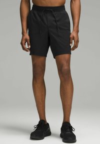 Svarta atletiska shorts med elastisk midja och dragsko, knälängd och en mjuk, lätt tygstruktur.