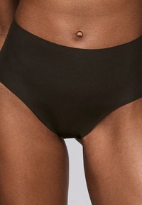 Braguitas de bikini negras de talle alto hechas de tela suave, con un diseño sin costuras ni bordados visibles.