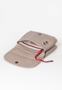 Beige Ledertasche mit einem abgerundeten Klappdeckel, ausgestattet mit zwei schwarzen Knöpfen. Das Innere verfügt über eine rote Reißverschlusstasche, die das funktionale Design hervorhebt.