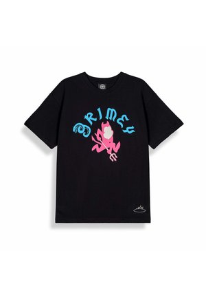 Czarna koszulka z niebieskim napisem "GRIMEY" wygiętym nad różowym diabłem trzymającym trójząb oraz małym białym logo płomienia blisko dolnego brzegu.