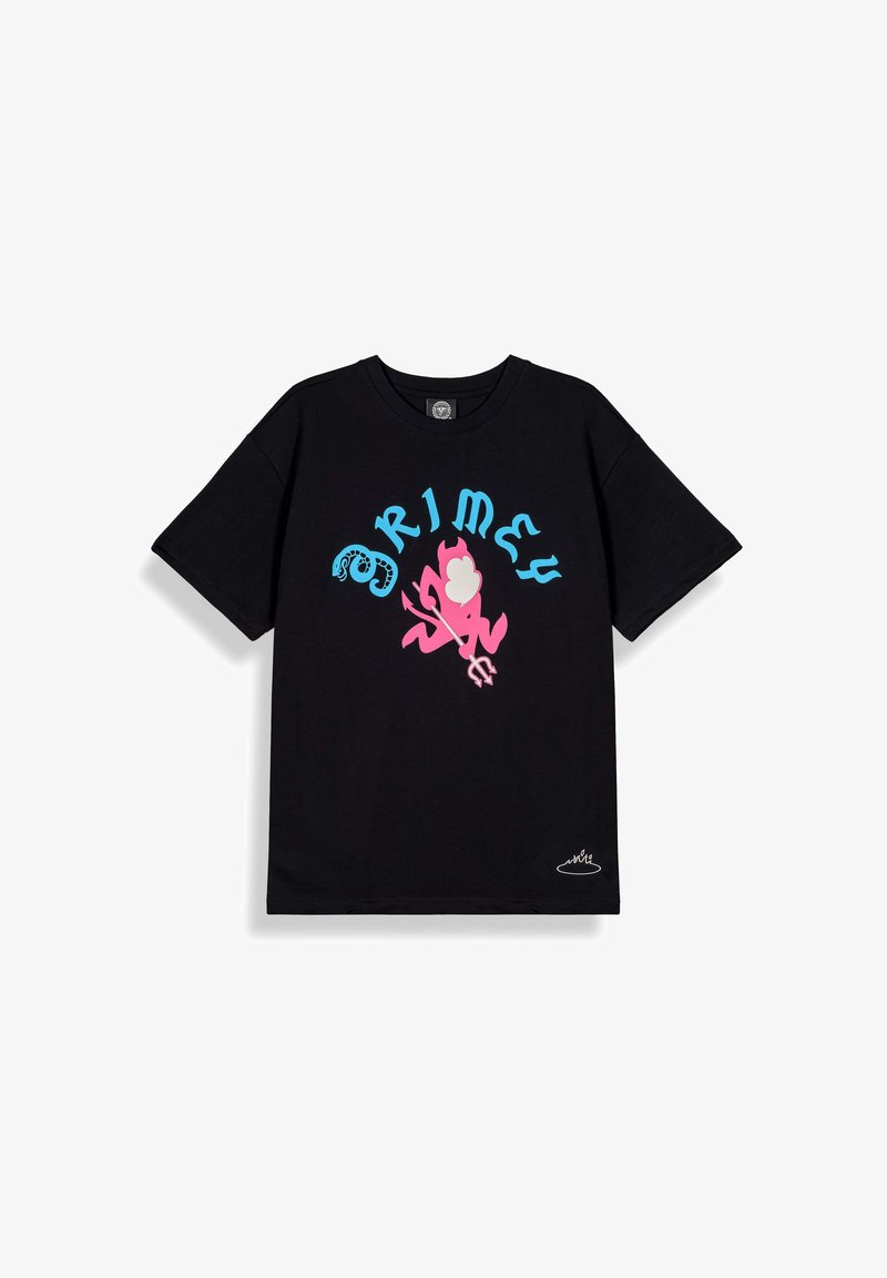 Camiseta negra con texto azul "GRIMEY" en forma de arco sobre un diablo rosa que sostiene un tridente, y un pequeño logo de llama blanca cerca del dobladillo inferior.