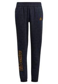 Navyblaue Adidas-Sweathosen mit dezentem Allover-Muster, elastischem Bund, orangefarbenem Adidas-Logo am rechten Hüfte und "LIL STRIKE"-Text am linken Bein.