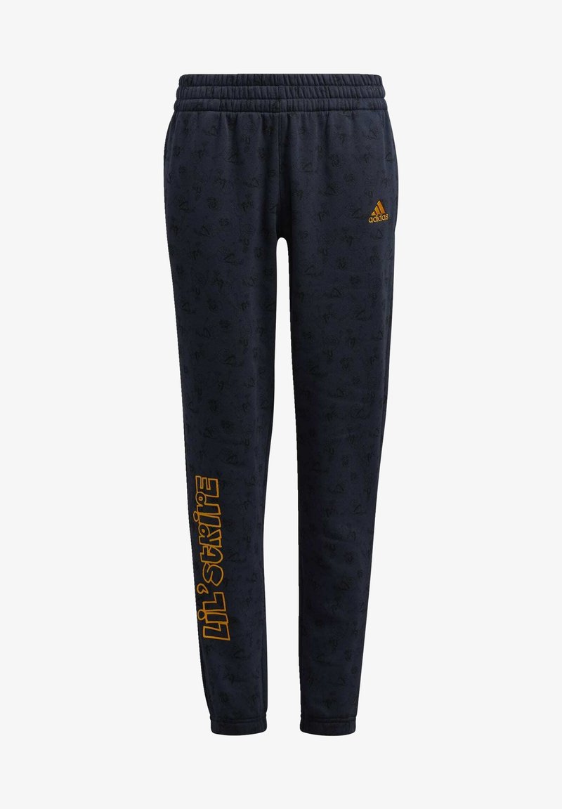 Tummansinisiä Adidas-housuja, joissa on huomaamaton koko pinnan kuvio, joustava vyötärö, oranssi Adidas-logo oikeassa lonkassa ja "LIL STRIKE" -teksti vasemmassa lahkeessa.