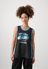 Camiseta deportiva negra sin mangas con acentos azules, que presenta un diseño gráfico de texto y un globo. Hecha de tela transpirable, con un corte holgado.