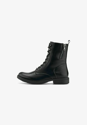 Bota de cuero negra hasta la mitad de la pantorrilla con cordones, cremallera lateral y tacón bajo apilado, mostrada desde el lado exterior sobre un fondo blanco.