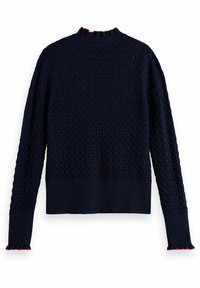 Granatowy sweter dziany z teksturowanym wzorem diamentu, ze ściągaczem przy wysokim kołnierzu oraz różowymi falbankami przy rękawach. Regularny krój, długie rękawy.