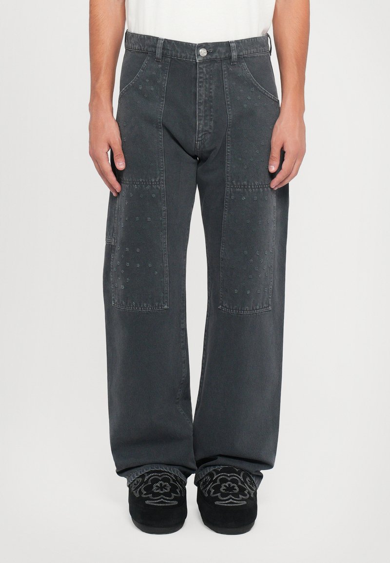 Brede, donkergrijze jeans met een knoopsluiting, voorzien van getextureerde patchwork op de voorkant en subtiele borduurdetails op de benen.