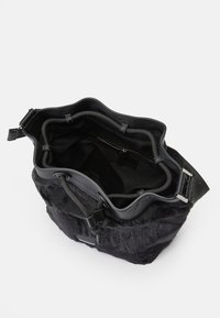 Borsa a secchiello nera con texture soffice, dettagli in pelle, chiusura a coulisse e interno morbido. Presenta una tasca con zip per lo stoccaggio.