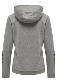 Grå hoodie med en texturerad tyg, en huva och långa ärmar som har ett svart randmönster längs sidorna. Avslutad med en figurnära nederkant.