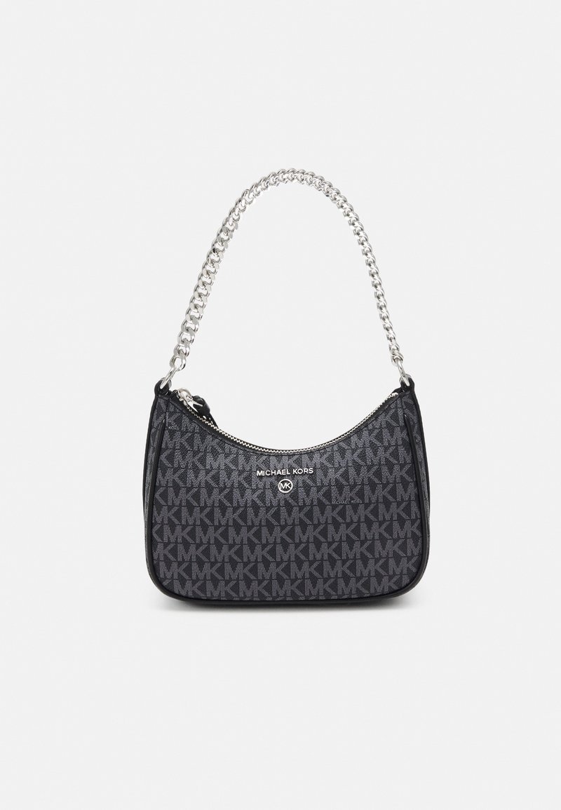 Petit sac d’épaule noir Michael Kors avec bandoulière chaîne argentée et motif répété du logo MK sur la surface.