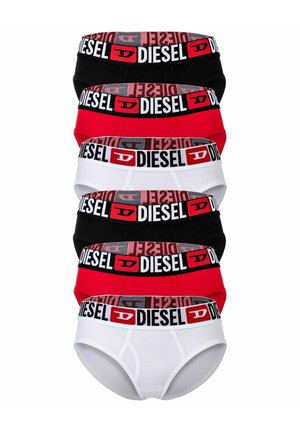Stos sześciu męskich majtek marki Diesel w kolorach czarnym, czerwonym i białym, każdy z logo na czarnej, czerwonej i białej gumce.